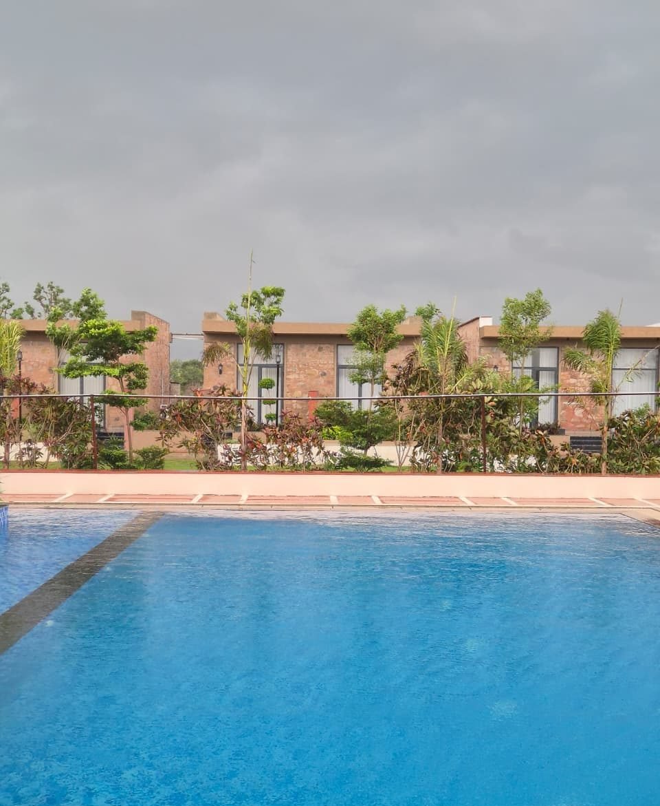 Pool & Cottages